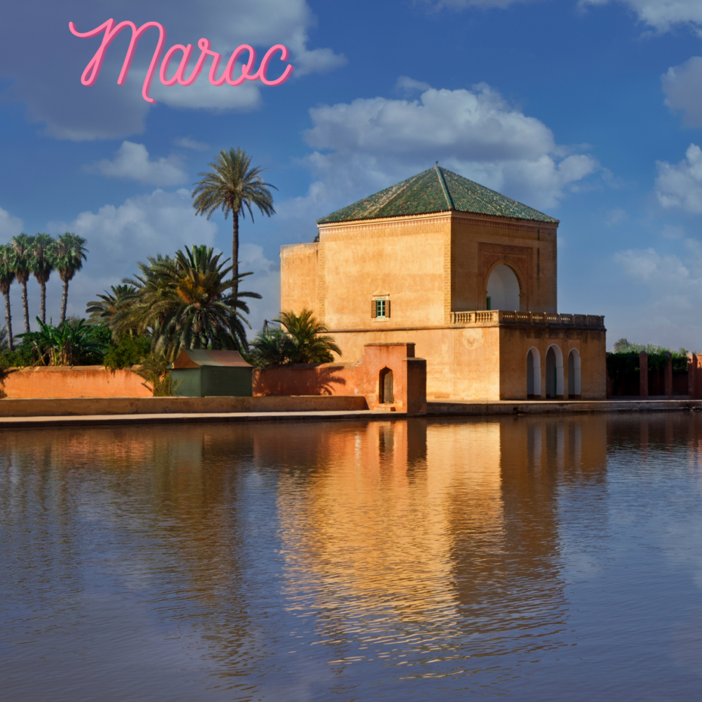 Pavillon sur l'eau avec des palmiers au Maroc